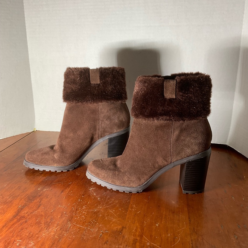 H by Halston vintage 1990’s ankle boot. Size 9. Leather w faux fur trim.